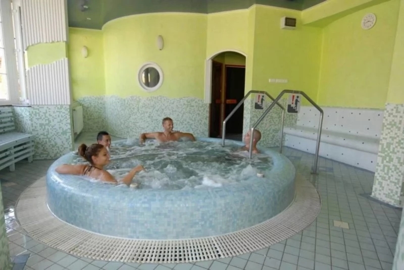  Cazare | Pensiune turistică (K0169-12) Imaginea poate fi supusă drepturilor de autor. Se recomandă contactarea titularului drepturilor.