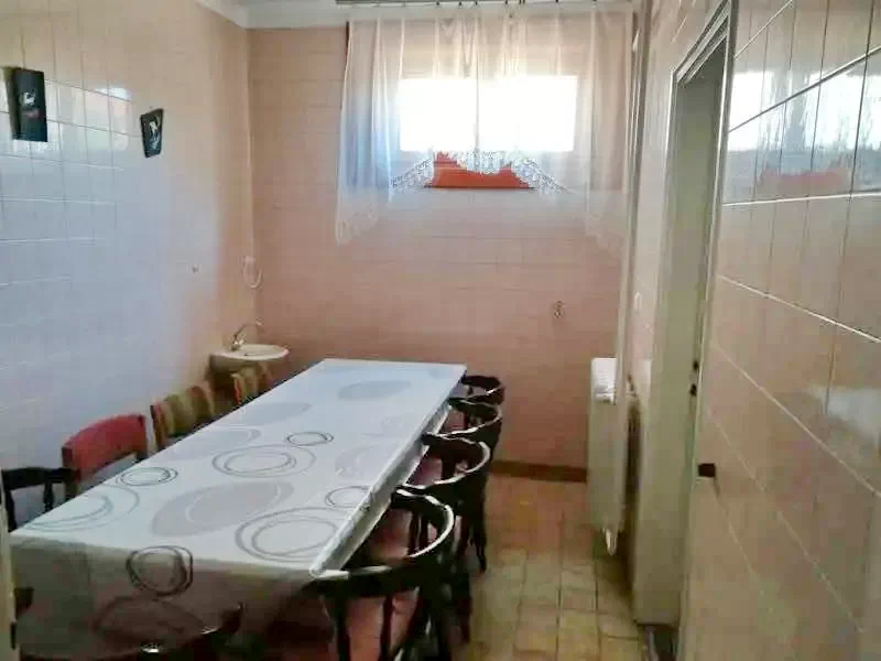  Cazare | Casă de apartamente (K1016-1) Imaginea poate fi supusă drepturilor de autor. Se recomandă contactarea titularului drepturilor.