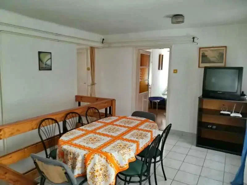  Cazare | Casă de apartamente (K1016-7) Imaginea poate fi supusă drepturilor de autor. Se recomandă contactarea titularului drepturilor.