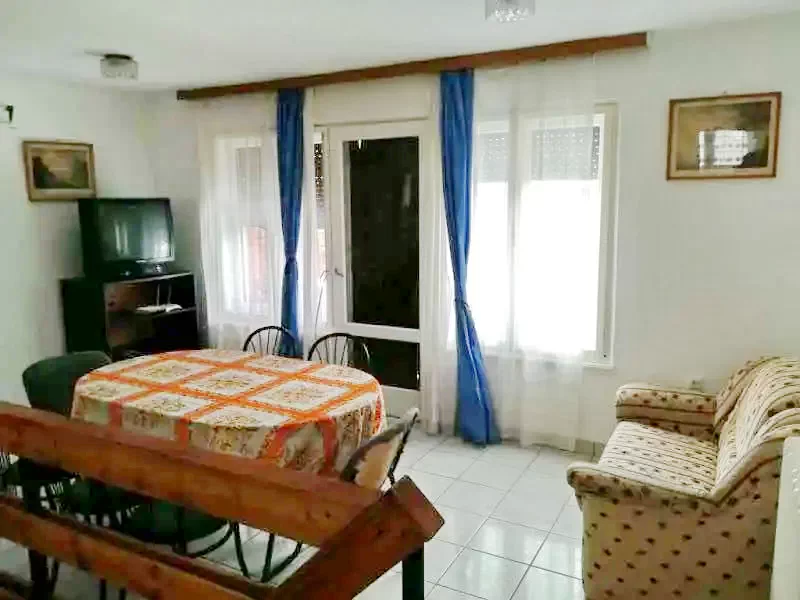  Cazare | Casă de apartamente (K1016-8) Imaginea poate fi supusă drepturilor de autor. Se recomandă contactarea titularului drepturilor.