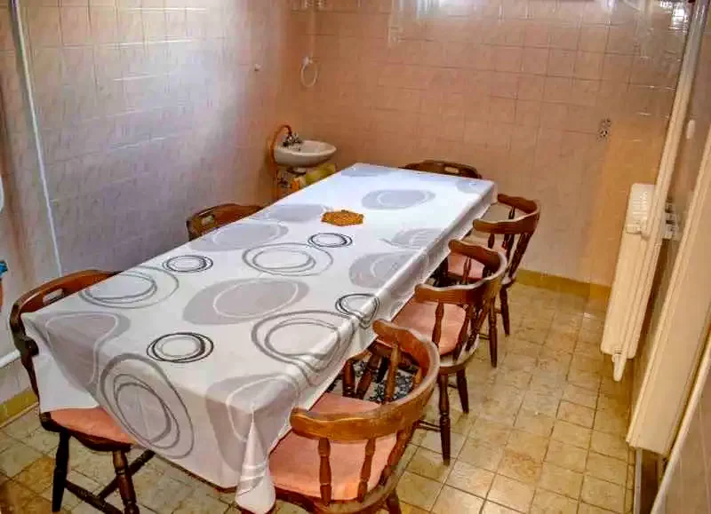  Cazare | Casă de apartamente (K1016-22) Imaginea poate fi supusă drepturilor de autor. Se recomandă contactarea titularului drepturilor.