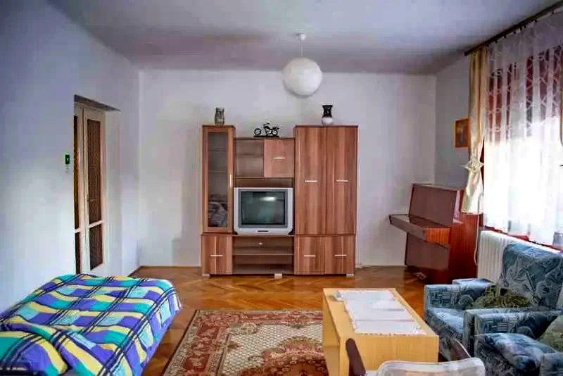  Cazare | Casă de apartamente (K1016-29) Imaginea poate fi supusă drepturilor de autor. Se recomandă contactarea titularului drepturilor.