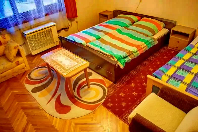  Cazare | Casă de apartamente (K1016-34) Imaginea poate fi supusă drepturilor de autor. Se recomandă contactarea titularului drepturilor.