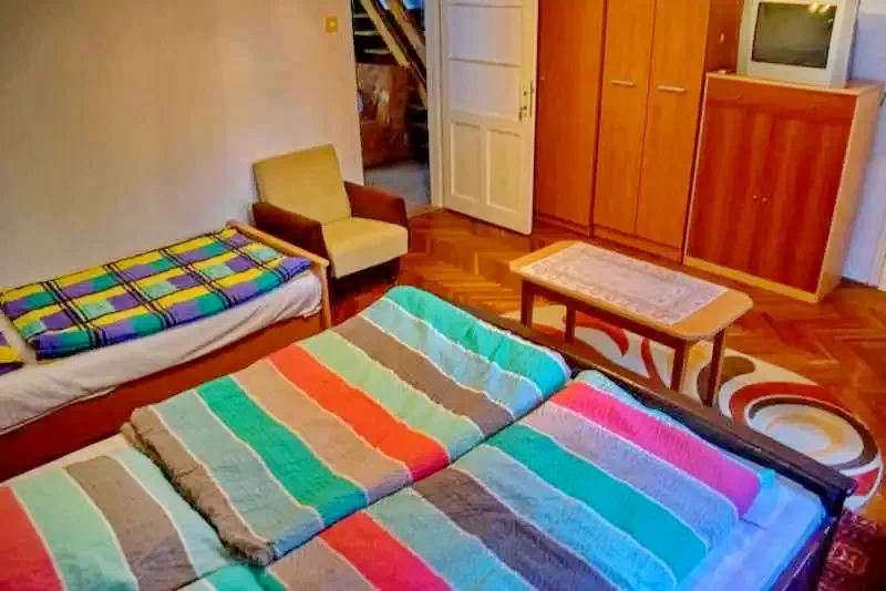  Cazare | Casă de apartamente (K1016-35) Imaginea poate fi supusă drepturilor de autor. Se recomandă contactarea titularului drepturilor.