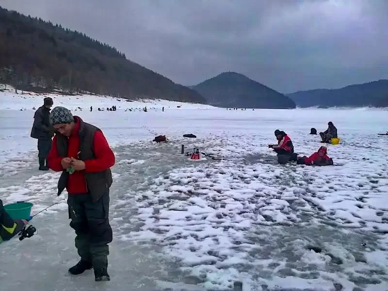 Barajul Zetea Cazare | Cabană (K0486-94) Imaginea poate fi supusă drepturilor de autor. Se recomandă contactarea titularului drepturilor.