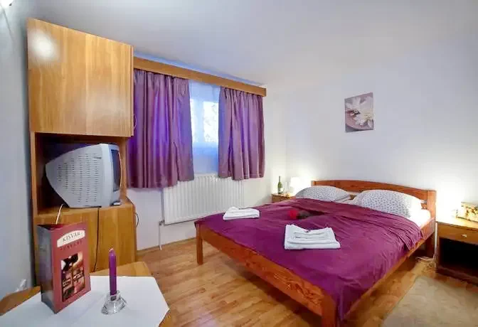 Miercurea Ciuc Cazare | Motel (K1404-25) Imaginea poate fi supusă drepturilor de autor. Se recomandă contactarea titularului drepturilor.