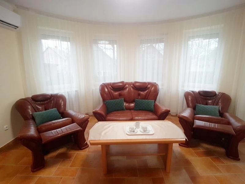  Cazare | Camping / Popas turistic (K0903-8) Imaginea poate fi supusă drepturilor de autor. Se recomandă contactarea titularului drepturilor.