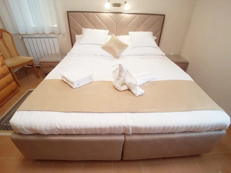  Cazare | Camping / Popas turistic (K0903-13) Imaginea poate fi supusă drepturilor de autor. Se recomandă contactarea titularului drepturilor.