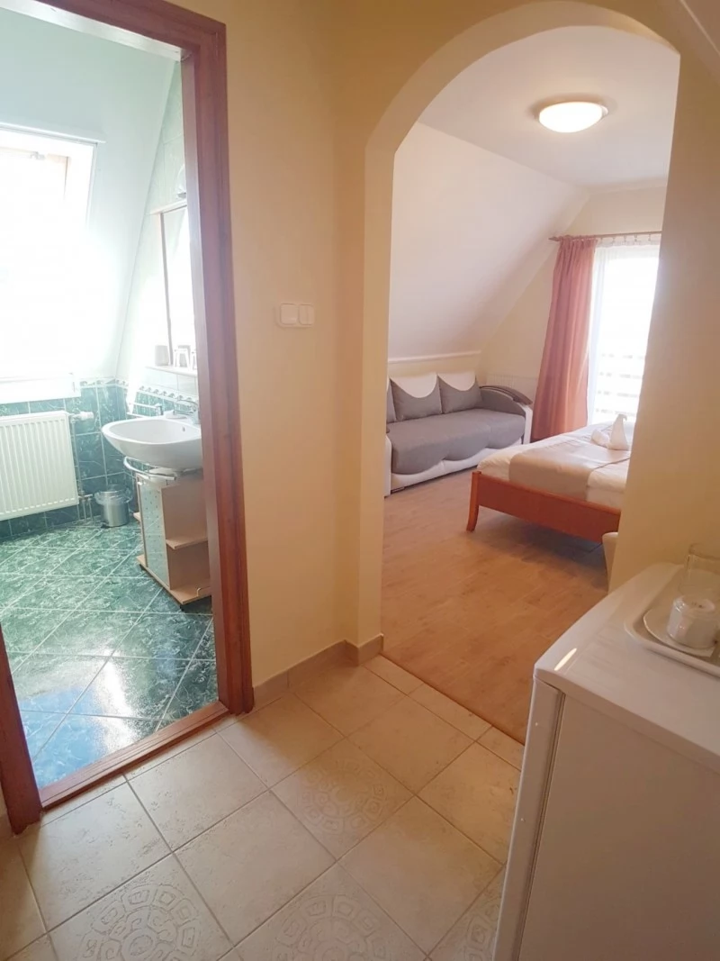  Cazare | Camping / Popas turistic (K0903-26) Imaginea poate fi supusă drepturilor de autor. Se recomandă contactarea titularului drepturilor.