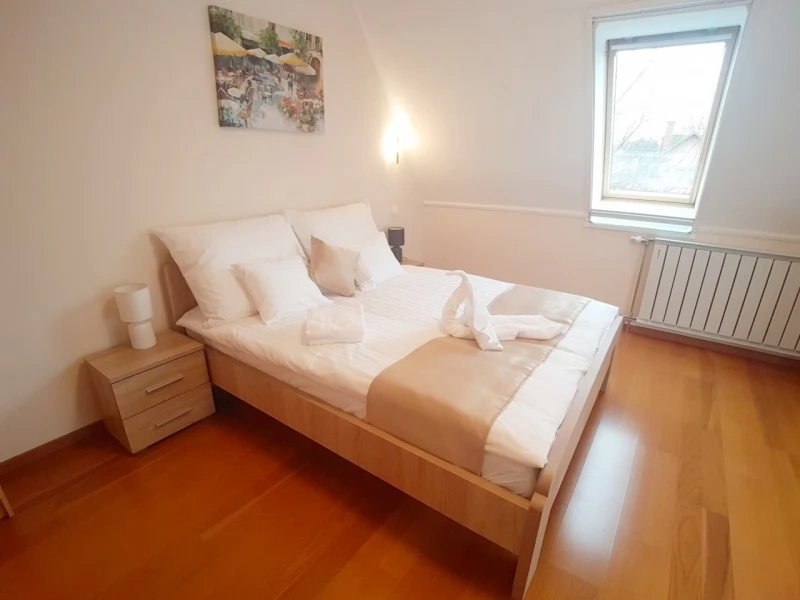  Cazare | Camping / Popas turistic (K0903-33) Imaginea poate fi supusă drepturilor de autor. Se recomandă contactarea titularului drepturilor.