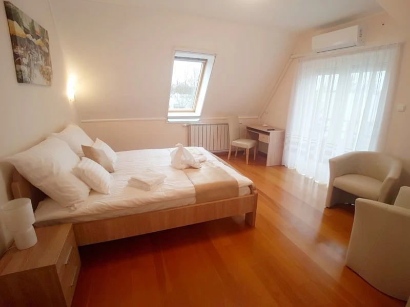  Cazare | Camping / Popas turistic (K0903-38) Imaginea poate fi supusă drepturilor de autor. Se recomandă contactarea titularului drepturilor.