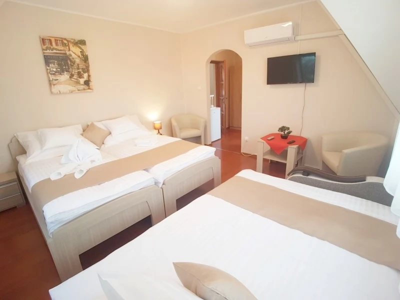  Cazare | Camping / Popas turistic (K0903-41) Imaginea poate fi supusă drepturilor de autor. Se recomandă contactarea titularului drepturilor.