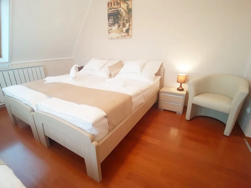  Cazare | Camping / Popas turistic (K0903-47) Imaginea poate fi supusă drepturilor de autor. Se recomandă contactarea titularului drepturilor.