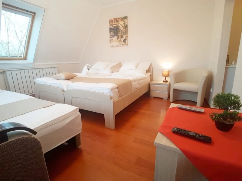  Cazare | Camping / Popas turistic (K0903-48) Imaginea poate fi supusă drepturilor de autor. Se recomandă contactarea titularului drepturilor.