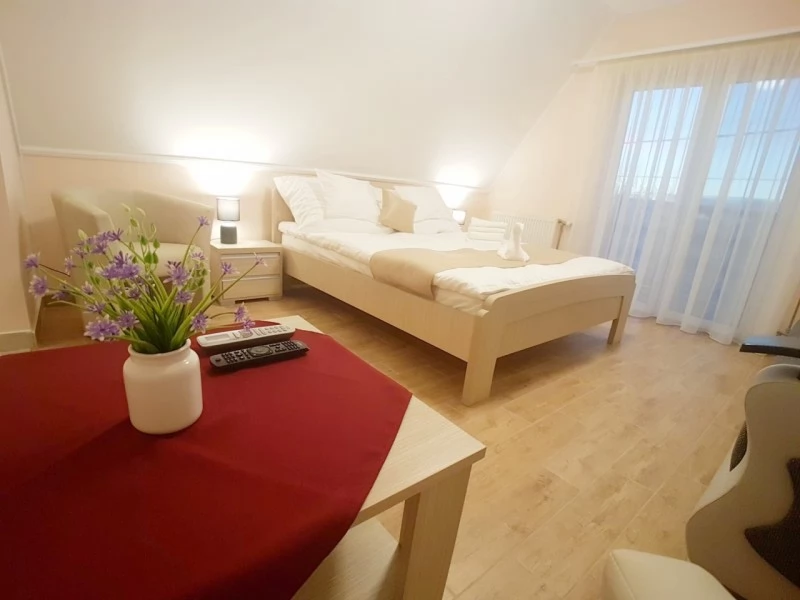  Cazare | Camping / Popas turistic (K0903-50) Imaginea poate fi supusă drepturilor de autor. Se recomandă contactarea titularului drepturilor.