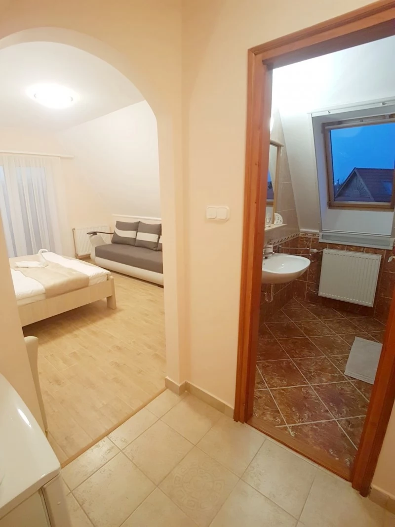  Cazare | Camping / Popas turistic (K0903-52) Imaginea poate fi supusă drepturilor de autor. Se recomandă contactarea titularului drepturilor.