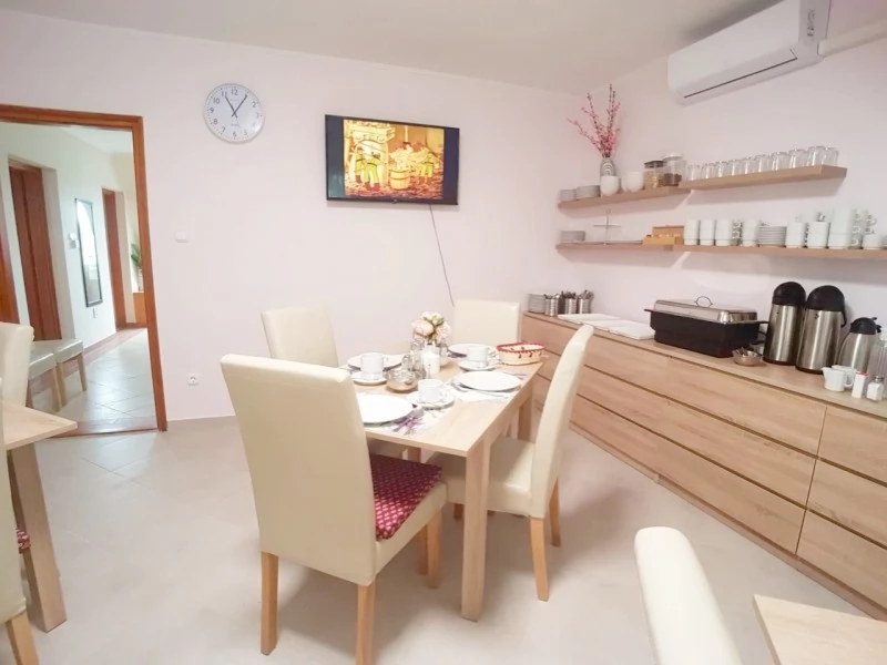  Cazare | Camping / Popas turistic (K0903-60) Imaginea poate fi supusă drepturilor de autor. Se recomandă contactarea titularului drepturilor.