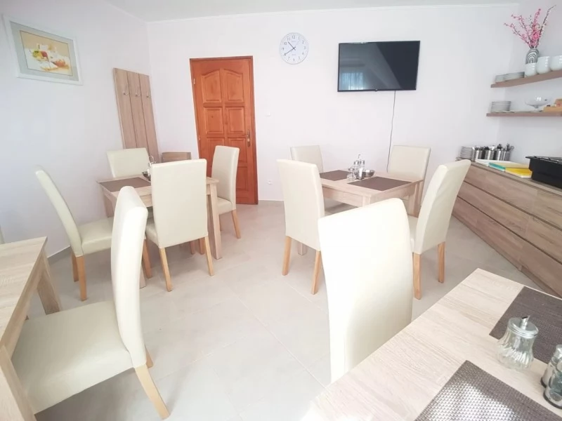  Cazare | Camping / Popas turistic (K0903-64) Imaginea poate fi supusă drepturilor de autor. Se recomandă contactarea titularului drepturilor.