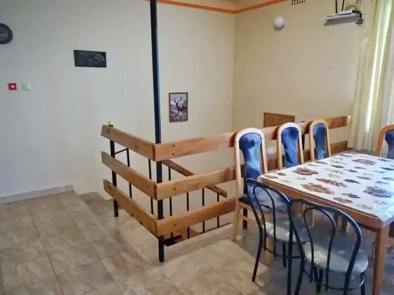  Cazare | Casă de apartamente (K1018-13) Imaginea poate fi supusă drepturilor de autor. Se recomandă contactarea titularului drepturilor.