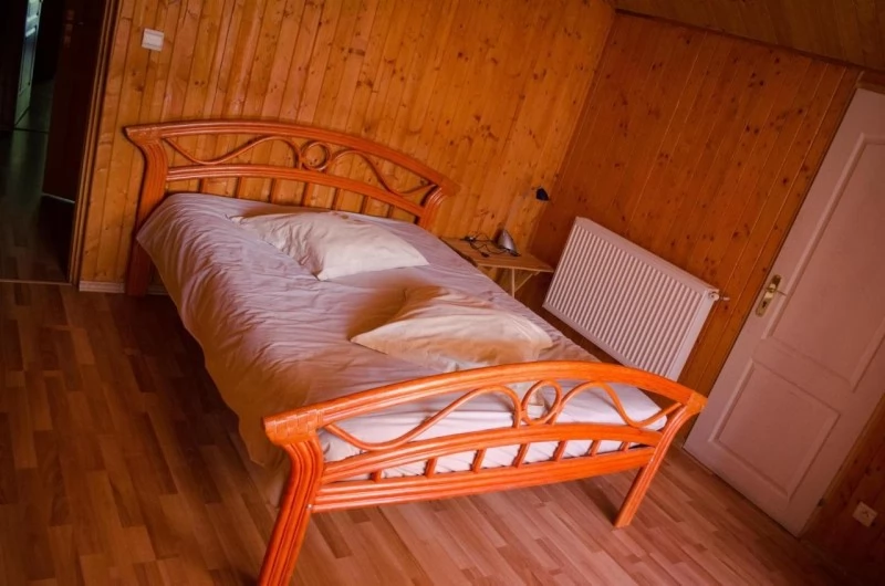 Tarcău Cazare | Camping / Popas turistic (K0693-16) Imaginea poate fi supusă drepturilor de autor. Se recomandă contactarea titularului drepturilor.