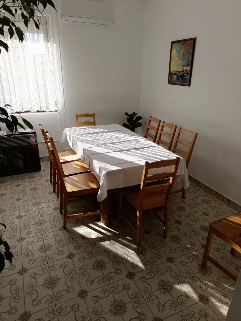  Cazare | Sat de vacanță (K0587-3) Imaginea poate fi supusă drepturilor de autor. Se recomandă contactarea titularului drepturilor.