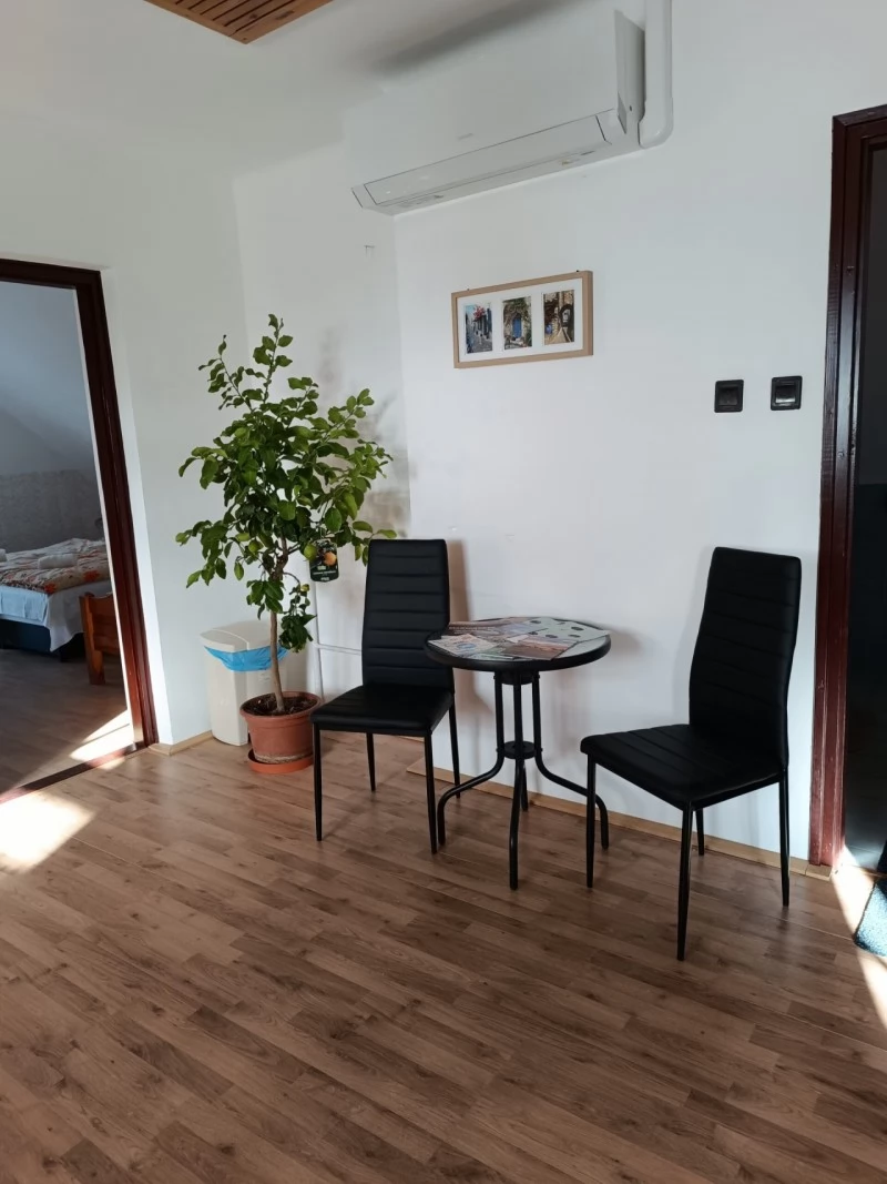  Cazare | Sat de vacanță (K0587-9) Imaginea poate fi supusă drepturilor de autor. Se recomandă contactarea titularului drepturilor.