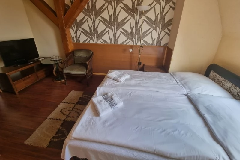  Cazare | Pensiune turistică (K0017-16) Imaginea poate fi supusă drepturilor de autor. Se recomandă contactarea titularului drepturilor.