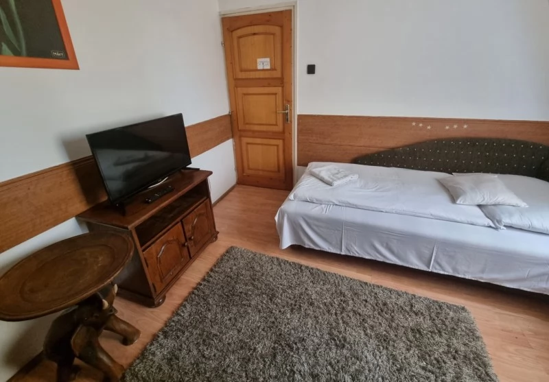  Cazare | Pensiune turistică (K0017-18) Imaginea poate fi supusă drepturilor de autor. Se recomandă contactarea titularului drepturilor.