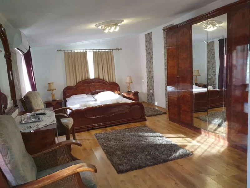  Cazare | Pensiune turistică (K0017-19) Imaginea poate fi supusă drepturilor de autor. Se recomandă contactarea titularului drepturilor.