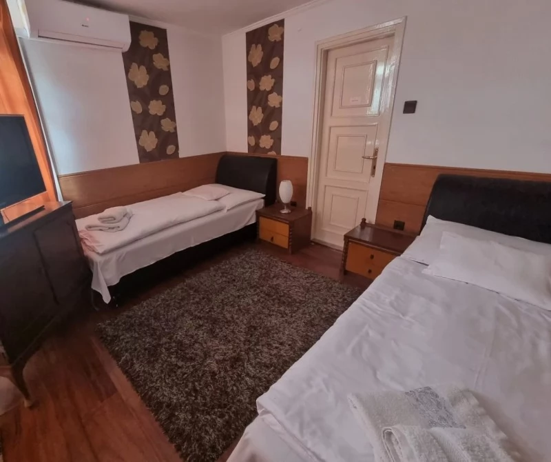  Cazare | Pensiune turistică (K0017-25) Imaginea poate fi supusă drepturilor de autor. Se recomandă contactarea titularului drepturilor.