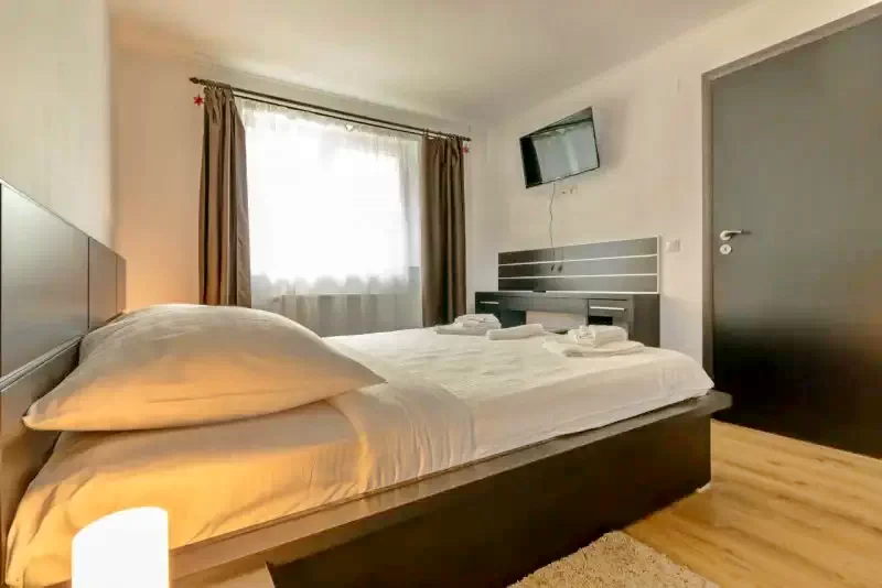 Băile Herculane Cazare | Motel (K0896-34) Imaginea poate fi supusă drepturilor de autor. Se recomandă contactarea titularului drepturilor.