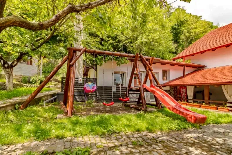 Băile Herculane Cazare | Motel (K0896-47) Imaginea poate fi supusă drepturilor de autor. Se recomandă contactarea titularului drepturilor.