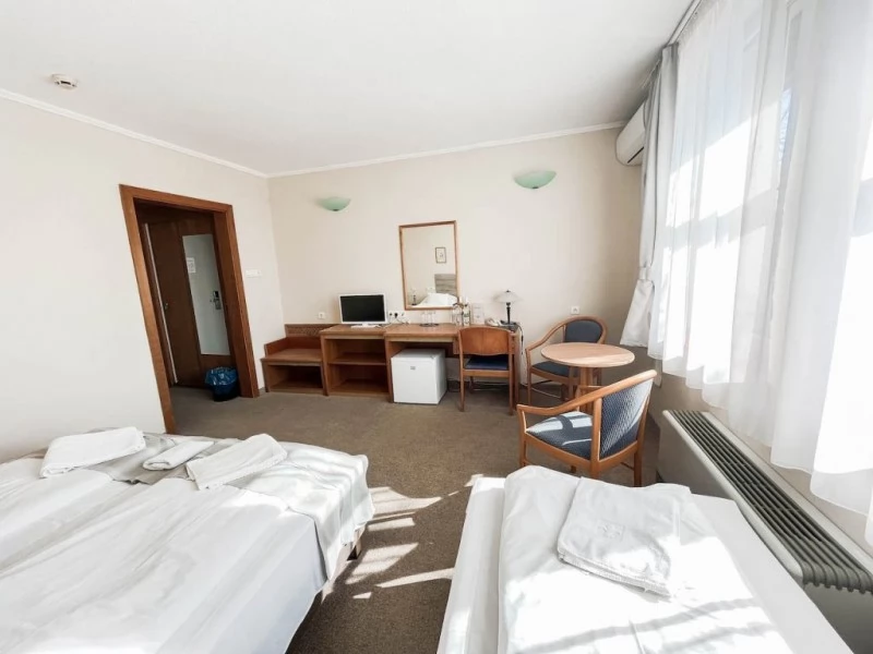  Cazare | Hotel*** (K0180-52) Imaginea poate fi supusă drepturilor de autor. Se recomandă contactarea titularului drepturilor.