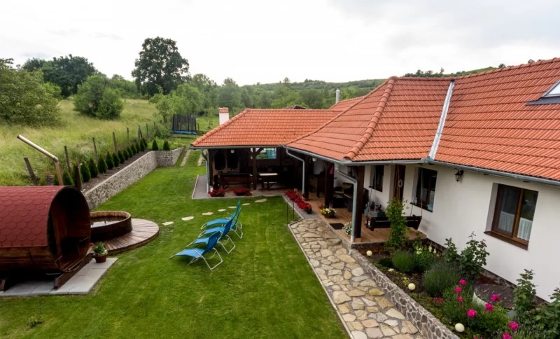 Kiskede Szállás | Üdülőfalu (K1260-41) A kép szerzői jogvédelem alatt állhat. Javasolt a kapcsolatfelvétel a jog tulajdonossal.