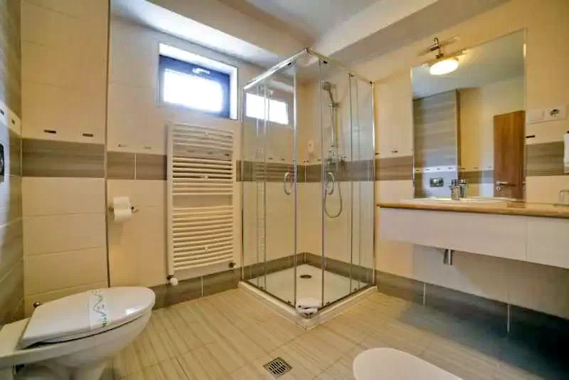 Băile Herculane Cazare | Motel (K0880-18) Imaginea poate fi supusă drepturilor de autor. Se recomandă contactarea titularului drepturilor.