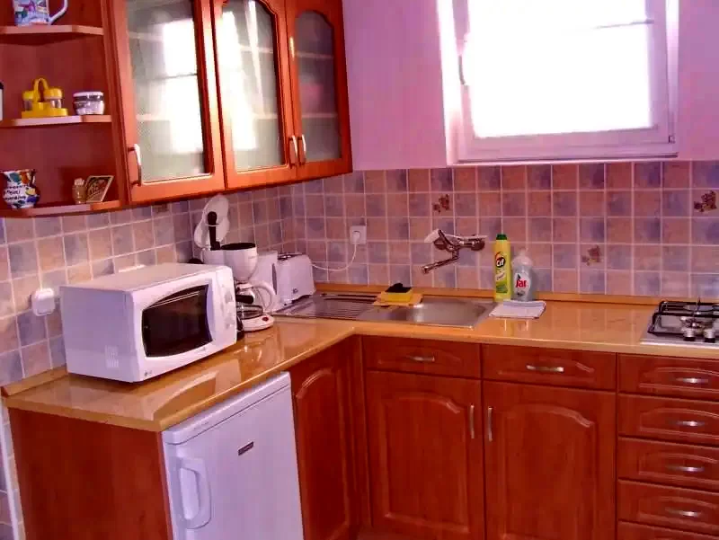  Cazare | Sat de vacanță (K0179-1) Imaginea poate fi supusă drepturilor de autor. Se recomandă contactarea titularului drepturilor.