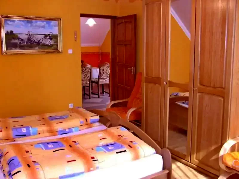  Cazare | Sat de vacanță (K0179-3) Imaginea poate fi supusă drepturilor de autor. Se recomandă contactarea titularului drepturilor.