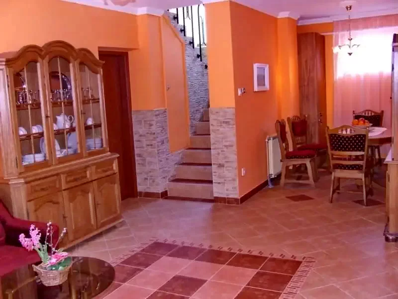  Cazare | Sat de vacanță (K0179-4) Imaginea poate fi supusă drepturilor de autor. Se recomandă contactarea titularului drepturilor.