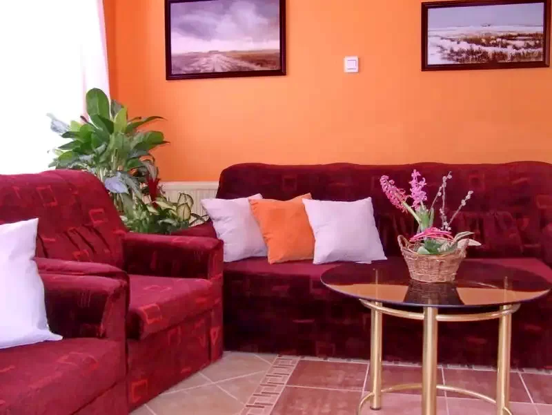  Cazare | Sat de vacanță (K0179-5) Imaginea poate fi supusă drepturilor de autor. Se recomandă contactarea titularului drepturilor.