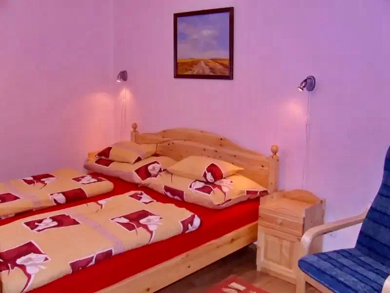  Cazare | Sat de vacanță (K0179-8) Imaginea poate fi supusă drepturilor de autor. Se recomandă contactarea titularului drepturilor.