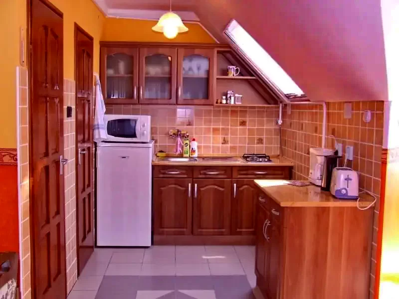  Cazare | Sat de vacanță (K0179-9) Imaginea poate fi supusă drepturilor de autor. Se recomandă contactarea titularului drepturilor.