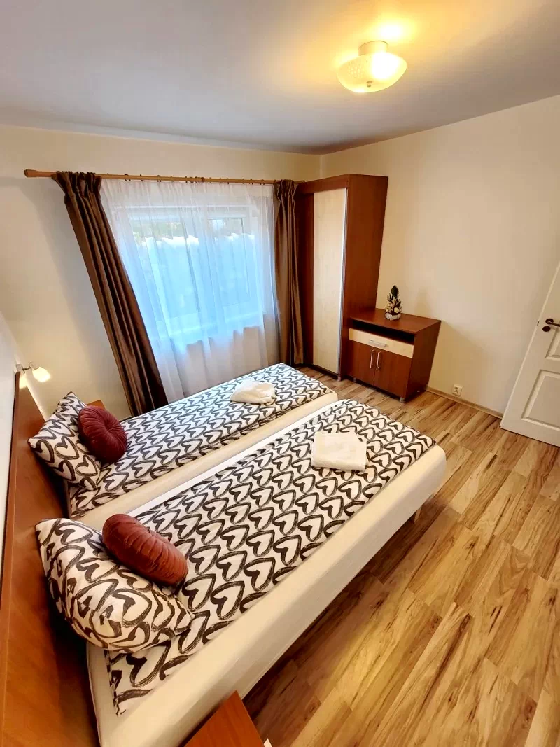 Odorheiu Secuiesc Cazare | Apartament (K1367-13) Imaginea poate fi supusă drepturilor de autor. Se recomandă contactarea titularului drepturilor.