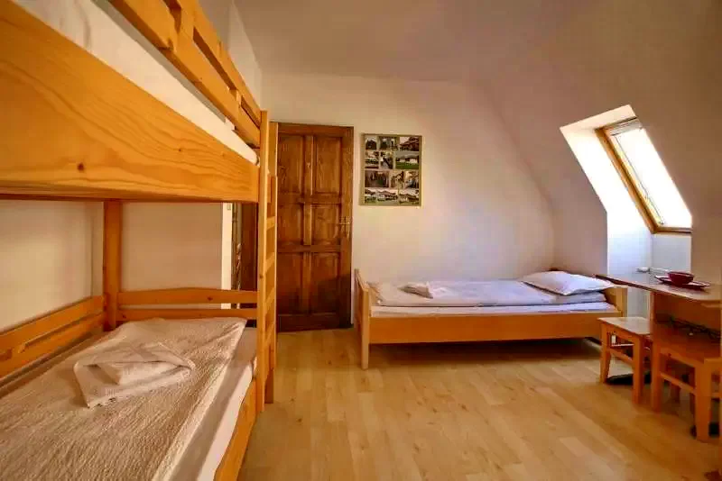 Cristuru Secuiesc Cazare | Hostel (K1288-23) Imaginea poate fi supusă drepturilor de autor. Se recomandă contactarea titularului drepturilor.