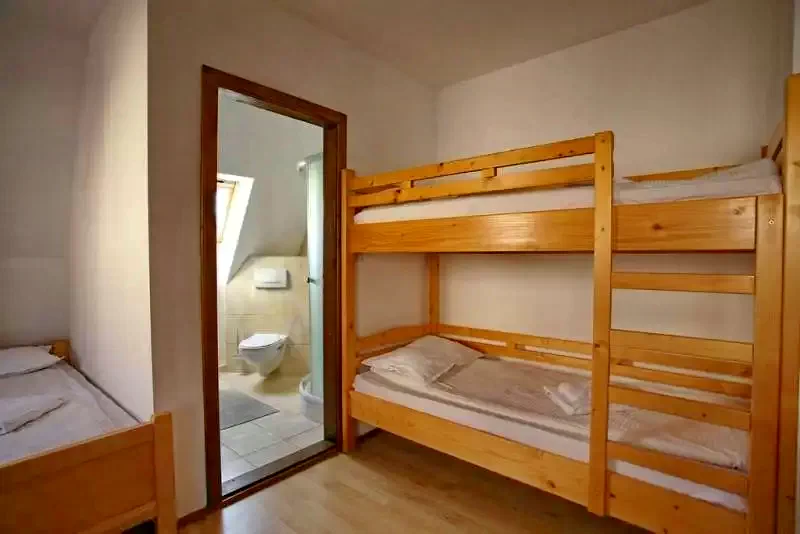 Cristuru Secuiesc Cazare | Hostel (K1288-28) Imaginea poate fi supusă drepturilor de autor. Se recomandă contactarea titularului drepturilor.