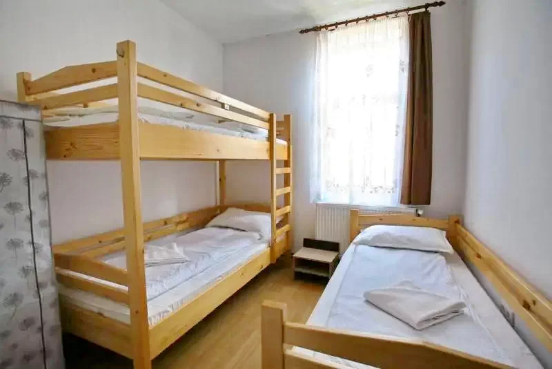 Cristuru Secuiesc Cazare | Hostel (K1288-32) Imaginea poate fi supusă drepturilor de autor. Se recomandă contactarea titularului drepturilor.