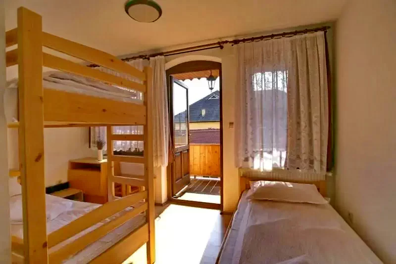 Cristuru Secuiesc Cazare | Hostel (K1288-34) Imaginea poate fi supusă drepturilor de autor. Se recomandă contactarea titularului drepturilor.