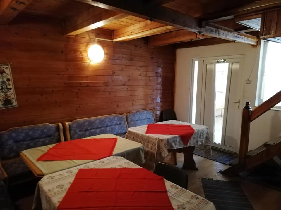 Comandău Cazare | Motel (K0124-14) Imaginea poate fi supusă drepturilor de autor. Se recomandă contactarea titularului drepturilor.