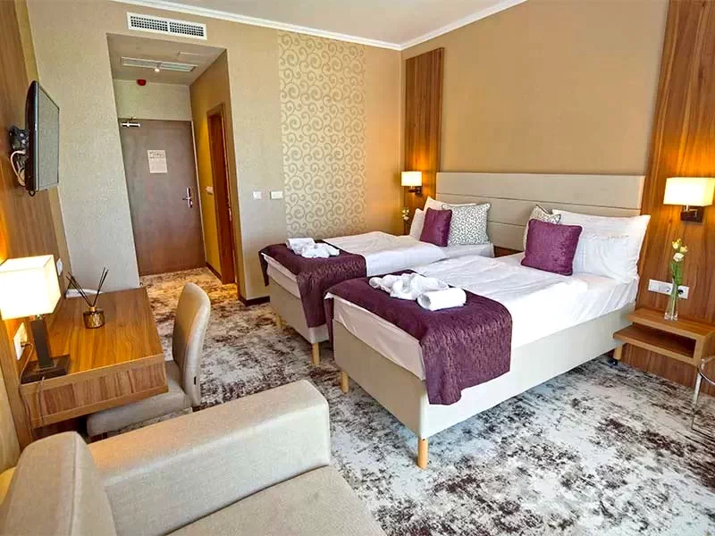  Cazare | Hotel**** (K1013-8) Imaginea poate fi supusă drepturilor de autor. Se recomandă contactarea titularului drepturilor.