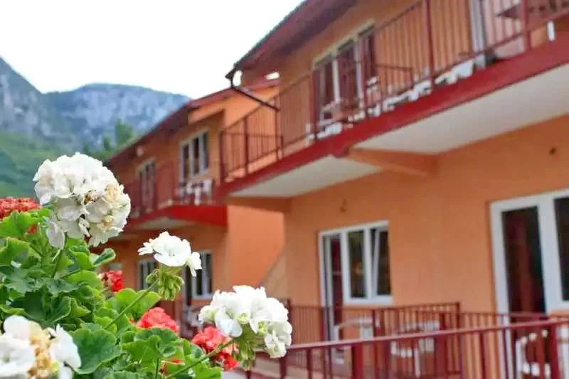 Băile Herculane Cazare | Motel (K0883-3) Imaginea poate fi supusă drepturilor de autor. Se recomandă contactarea titularului drepturilor.