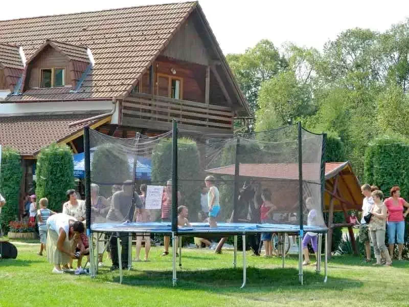 Cazare Sub Cetate - Pensiunea și camping Zetevár | Zeteváralja - Zetavár Panzió és Kemping*** . Imaginea poate fi supusă drepturilor de autor. Se recomandă contactarea titularului drepturilor.